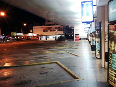 terminal de omnibus vacia noche paro