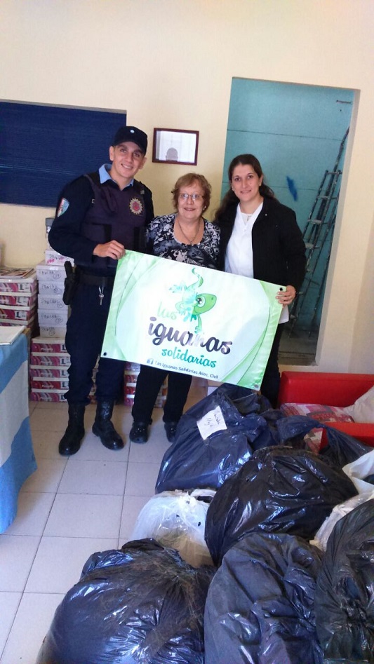 donacion policia a las iguanas solidarias
