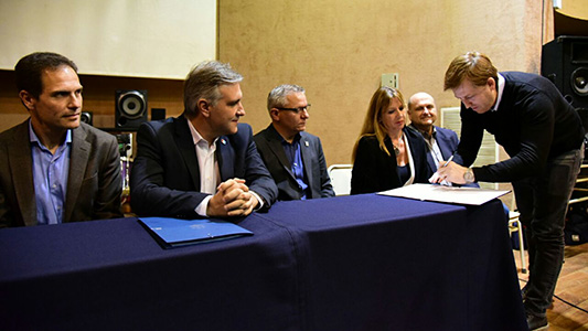 En UNVM se firmó el convenio con la empresa que hará la apertura del bulevar España hasta el campus.