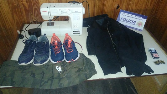 elementos secuestrados zapatillas, ropa, maquina de coser