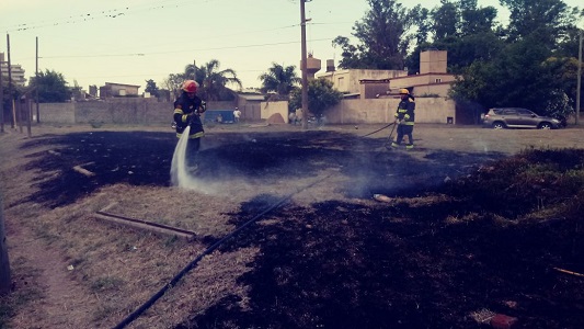 foto incendio pastizales bomberos