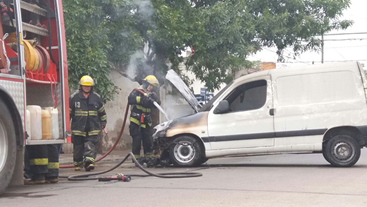 bomberos incendio auto (2)
