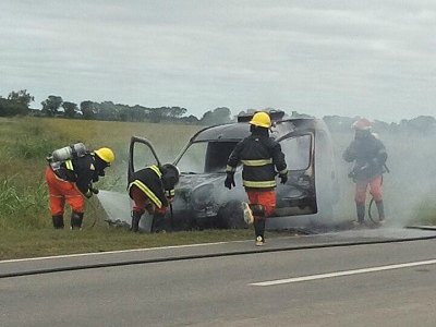 incendio auto ruta 158 bomberos (1)