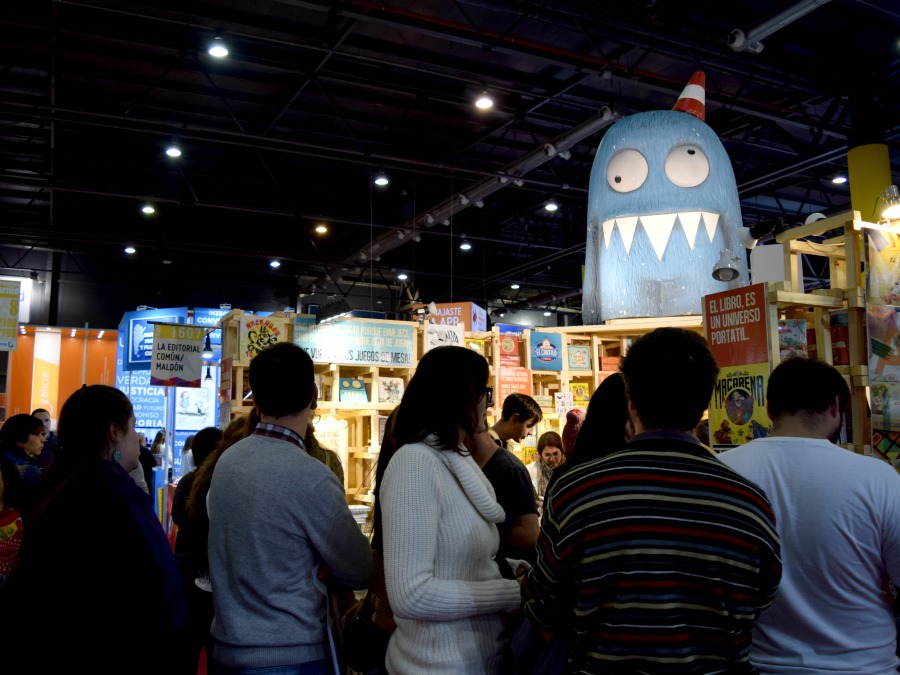 El stand con los libros de Liniers, a pleno.