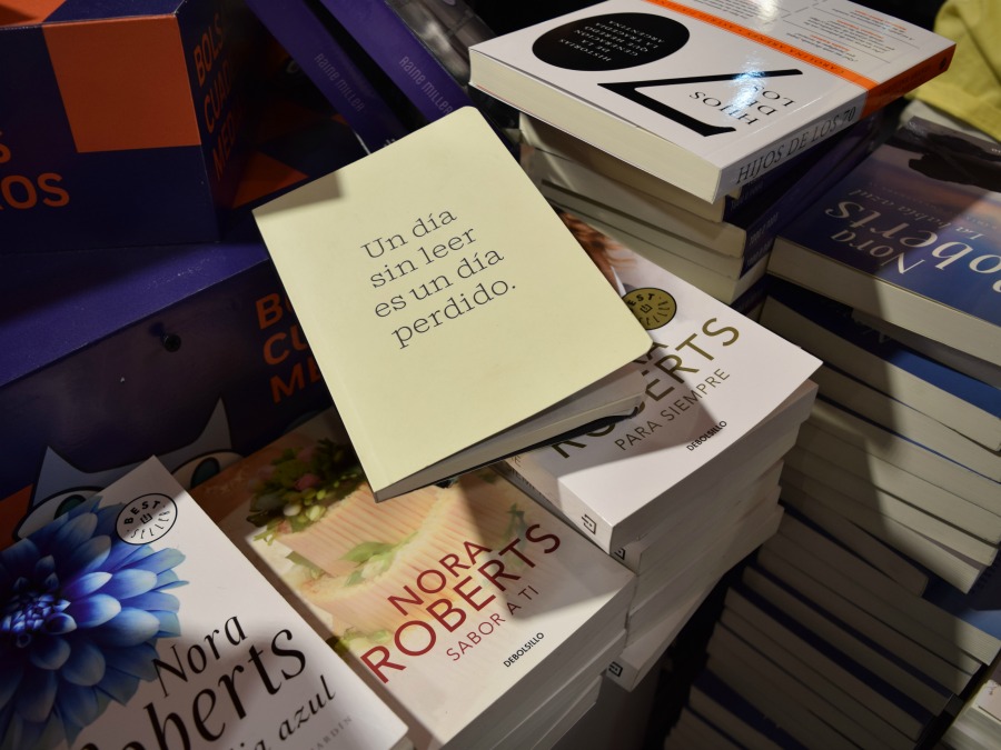Mensaje entre los libros del stand de Penguin Random House