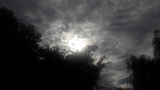 eclipse cielo nublado 3
