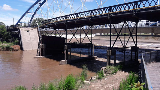 Por el incremento del caudal del río, cede una parte del viejo puente Vélez Sarsfield