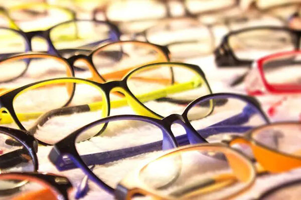 Ópticos reclaman que solo se pueda vender anteojos en lugares habilitados