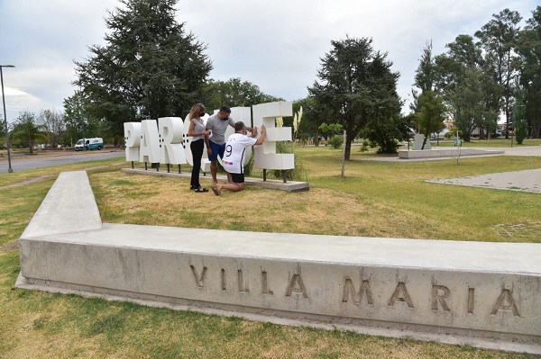 Los grandes carteles de Villa María, ahora en Braille