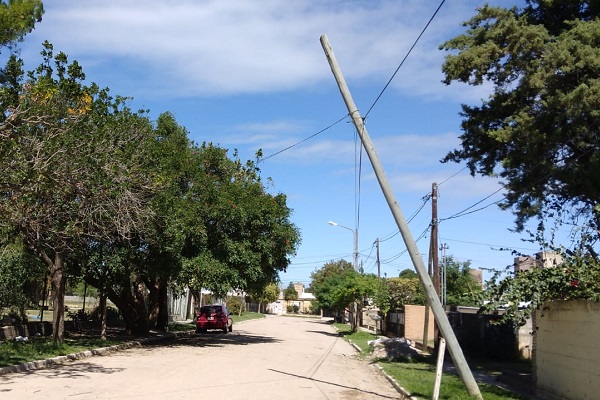 Vecinos reclaman por un poste de luz que está a punto de caer
