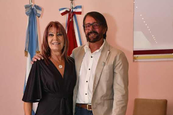 Germán Torno junto a la intendenta de Tío Pujio, Nancy Schiavi (Foto: Facebook.com).