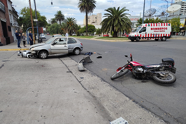 Choque entre un auto y dos motos en bulevar España y Santa Fe (Foto: VillaMariaVIVO.com).