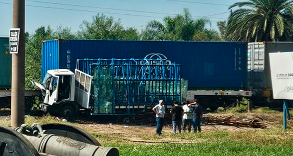 Choque de tren con un camión en el cruce de la Fábrica de Pólvoras