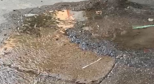 Vecinos reclaman por una pérdida de agua constante en Barrio Centro