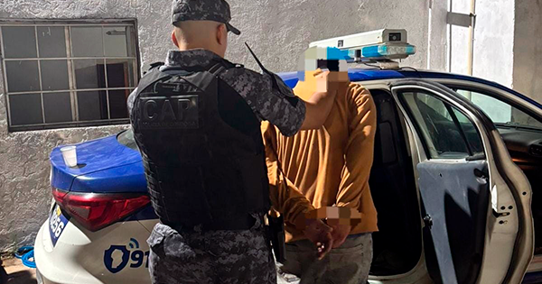 Detienen a un hombre por robar vajilla de una camioneta en el centro